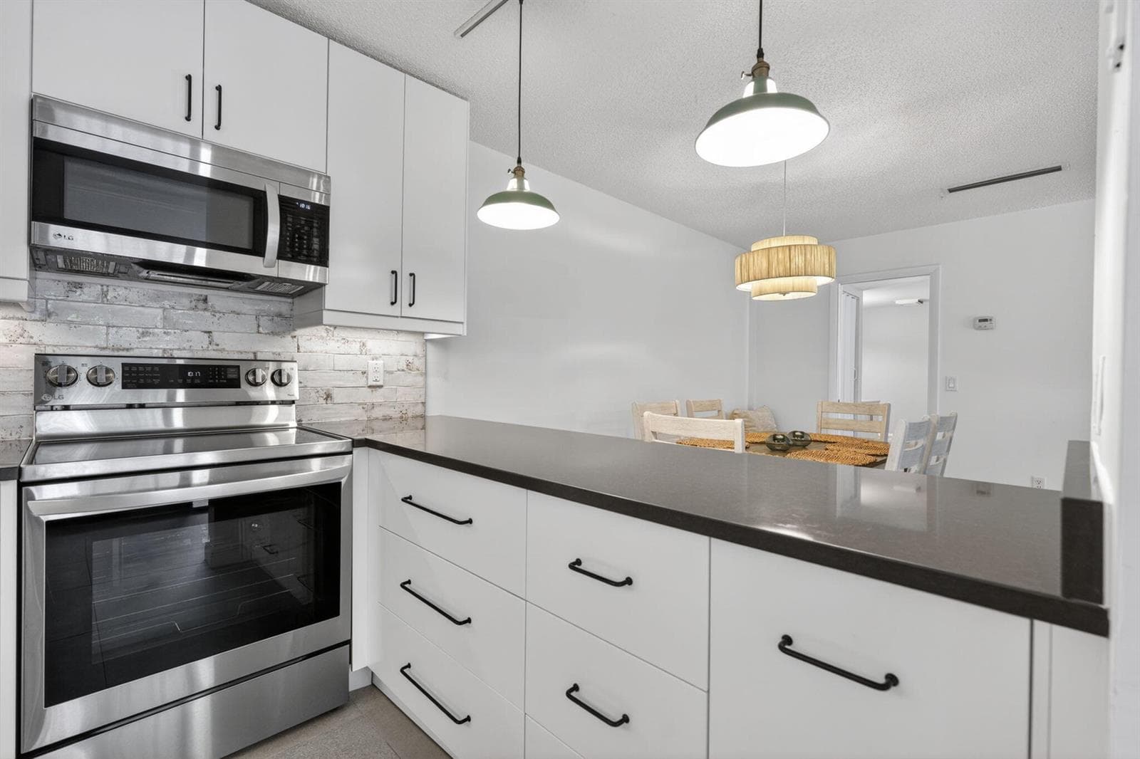 825 Center Street 32b photo 11