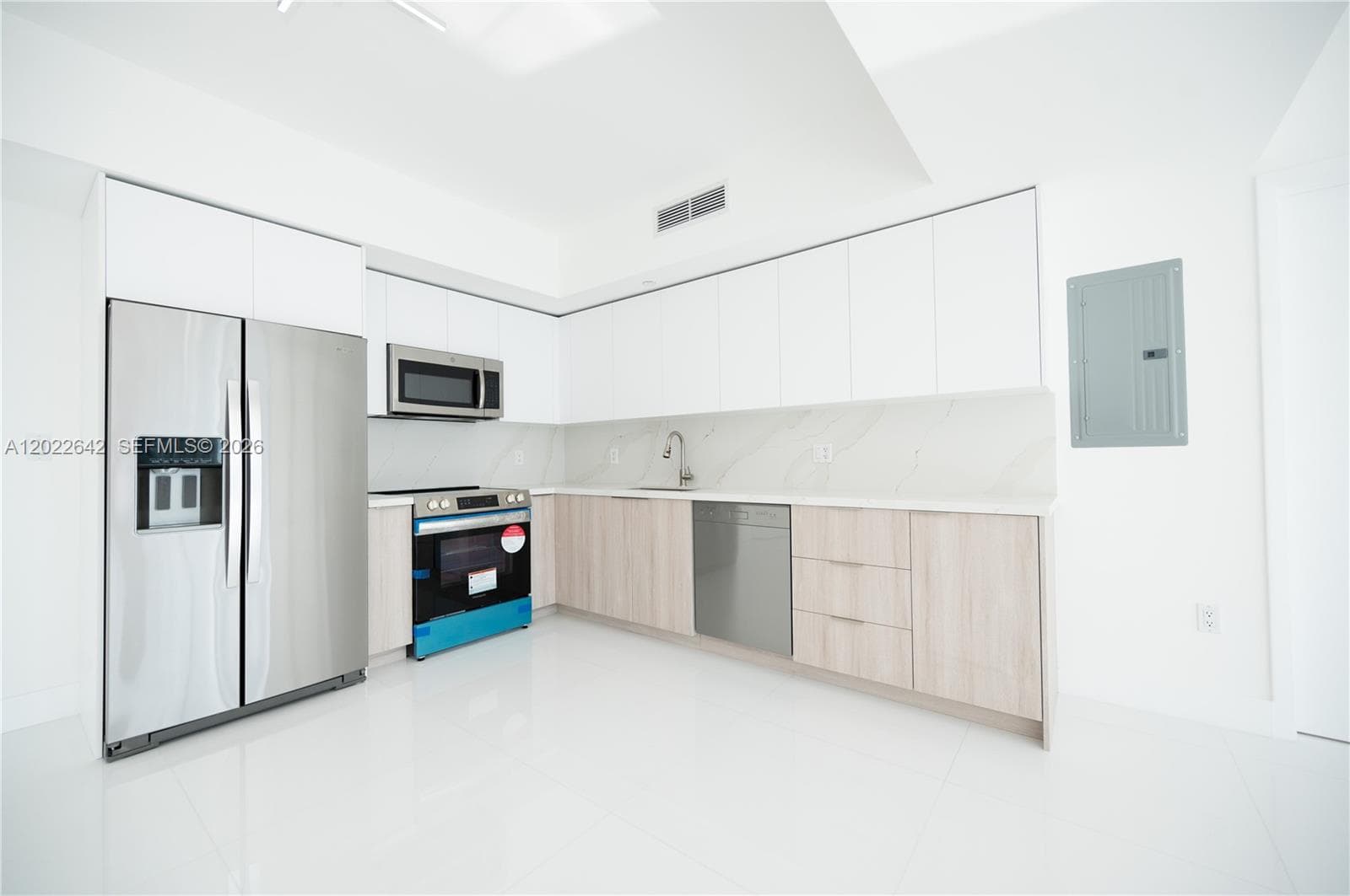 92 3rd St 3411 photo 2