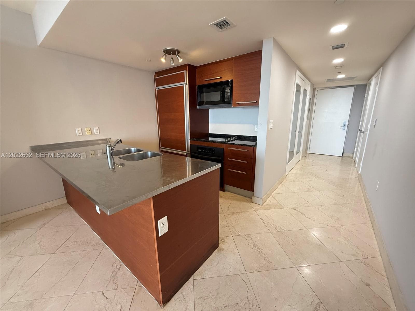 1850 OCEAN DR 4009 photo 2