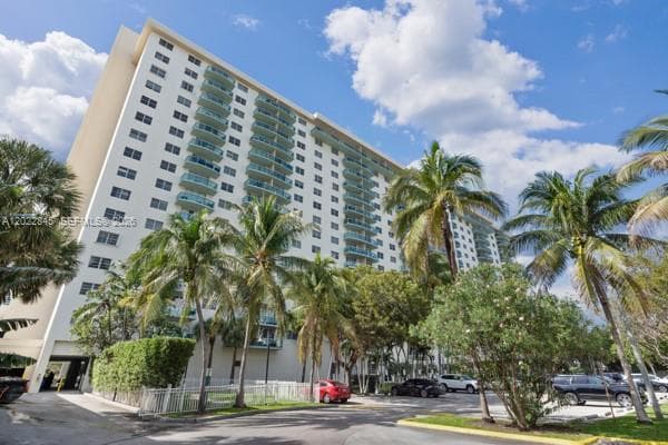 19390 Collins Ave 817 photo 1