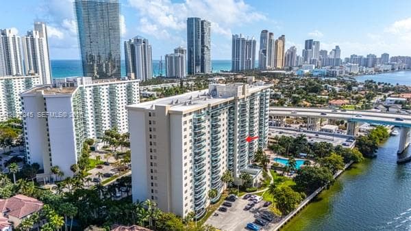 19390 Collins Ave 817 photo 4