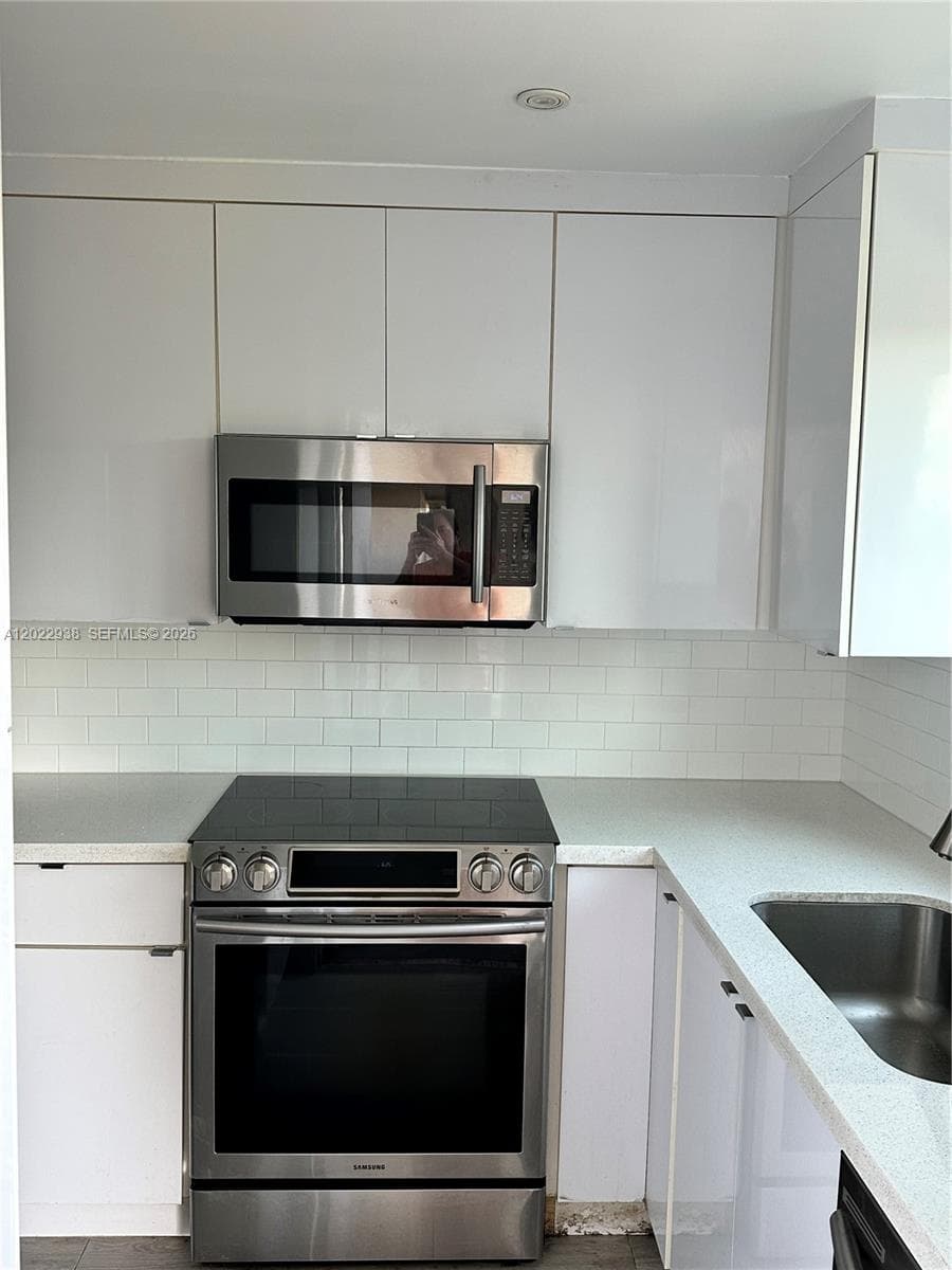 3601 170th St 409 photo 6