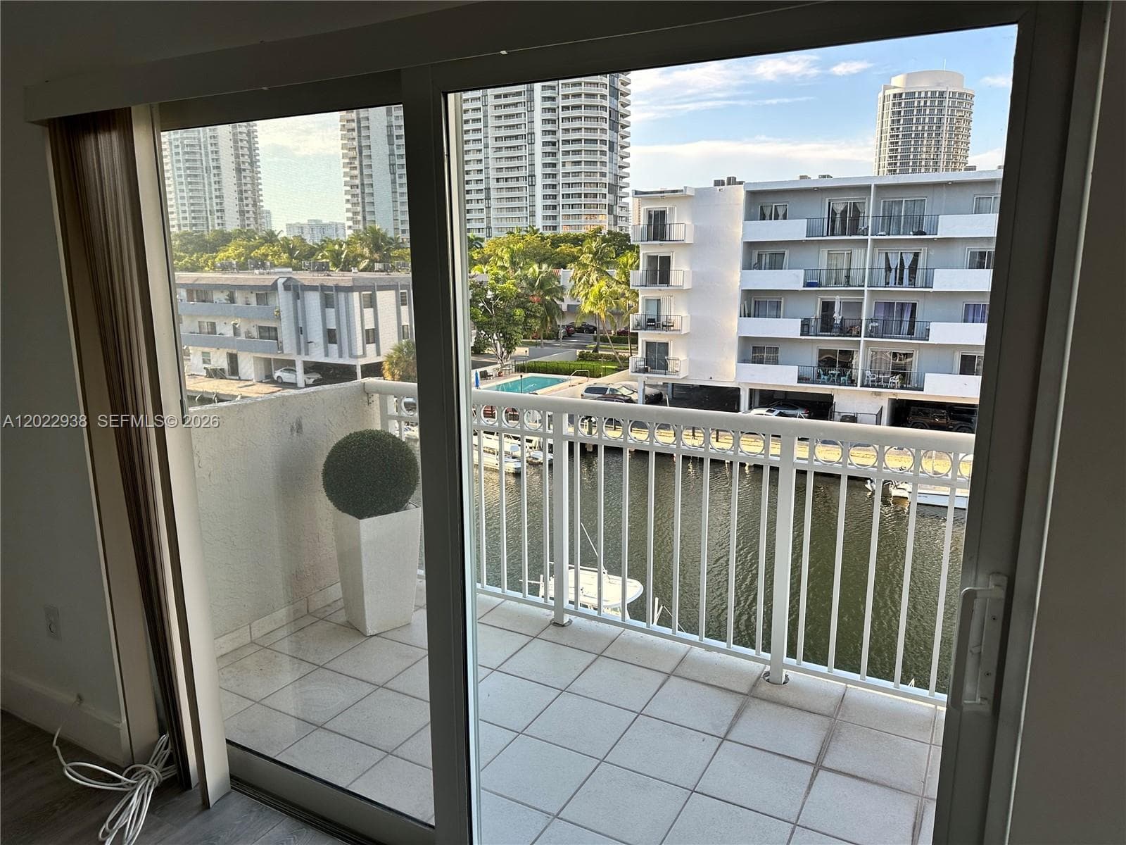 3601 170th St 409 photo 4