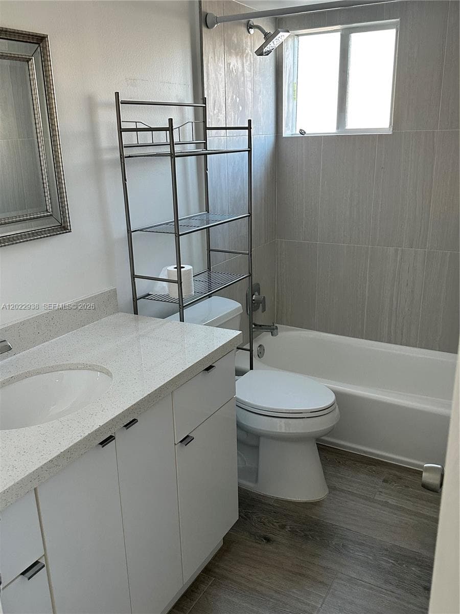 3601 170th St 409 photo 8
