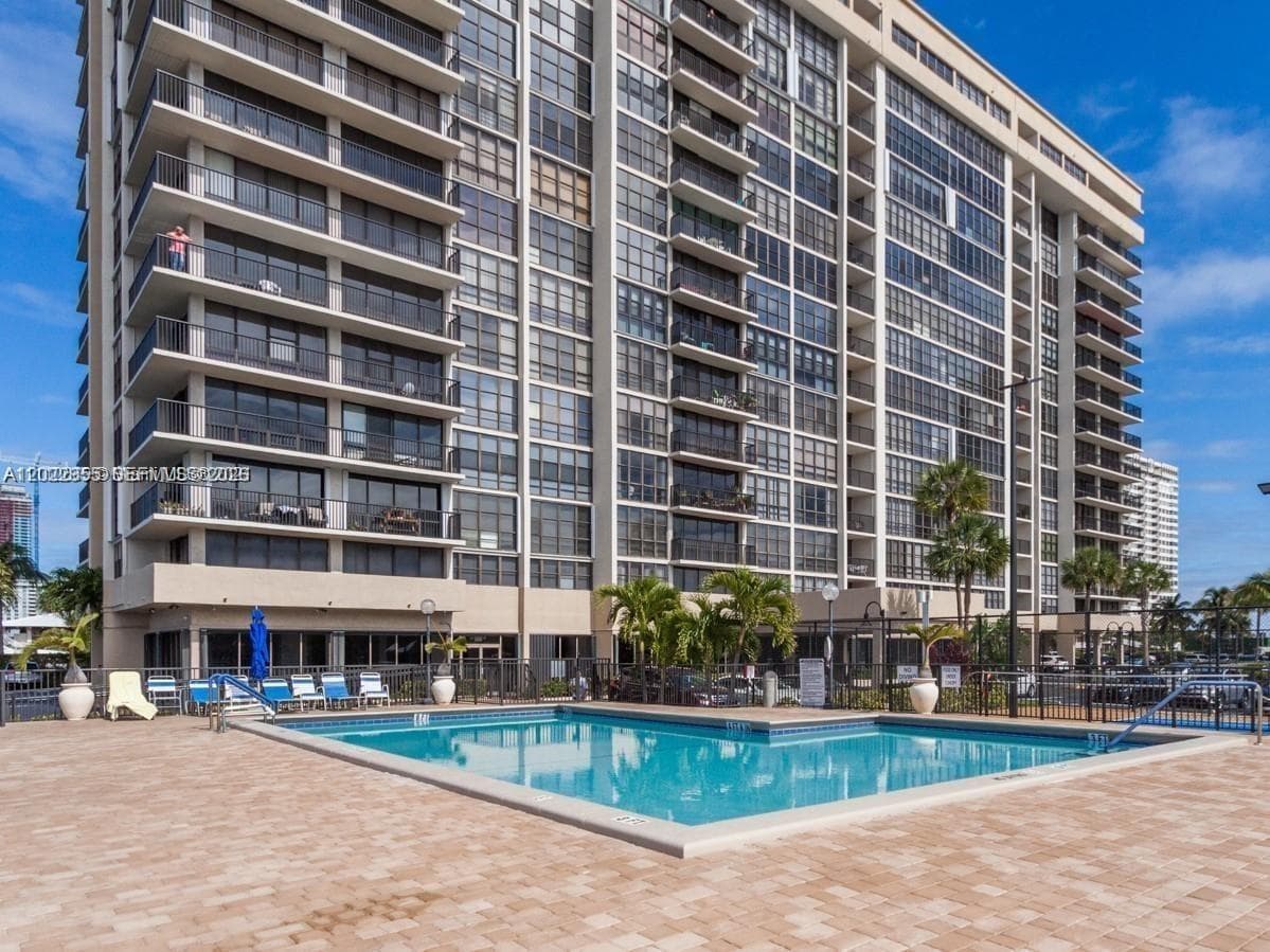 2017 Ocean Dr 808 photo 2