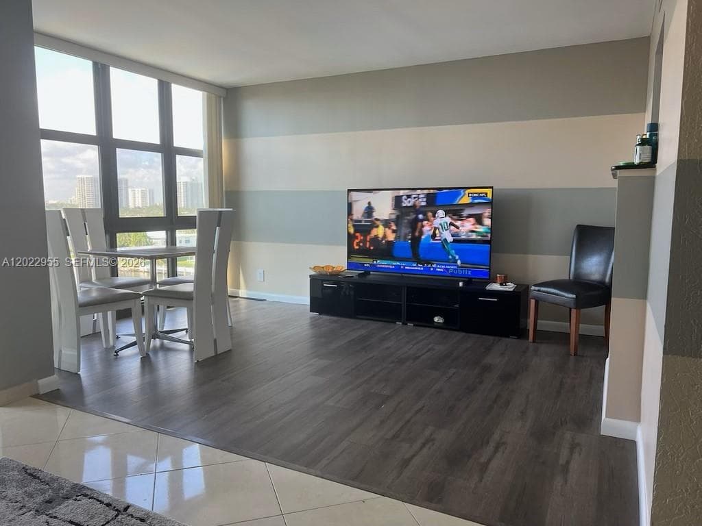 2017 Ocean Dr 808 photo 3