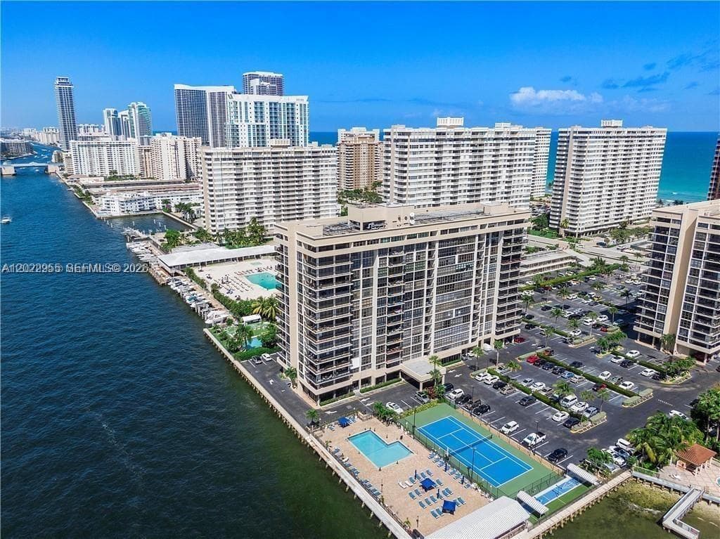 2017 Ocean Dr 808 photo 1