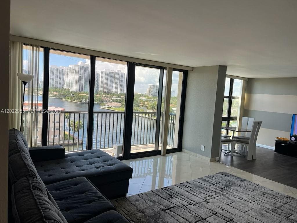2017 Ocean Dr 808 photo 4
