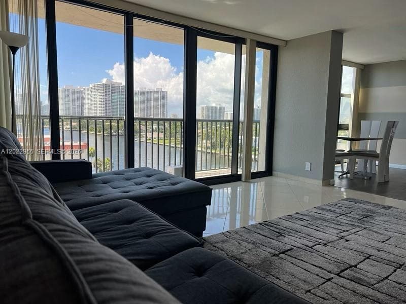 2017 Ocean Dr 808 photo 8