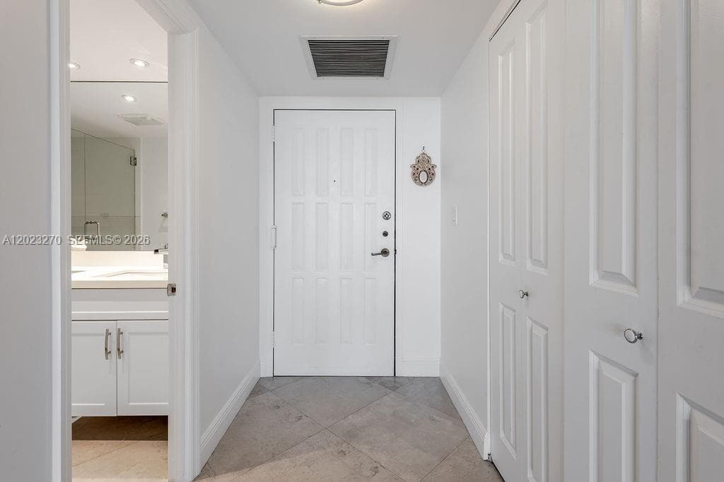 600 Parkview Dr 829 photo 8