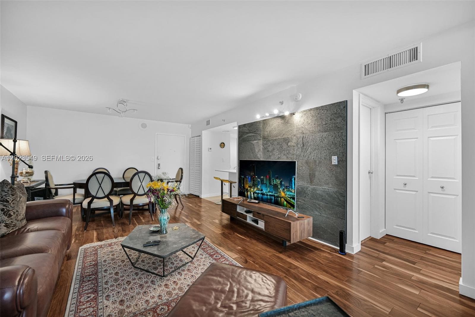 2401 Collins Ave 504 photo 4