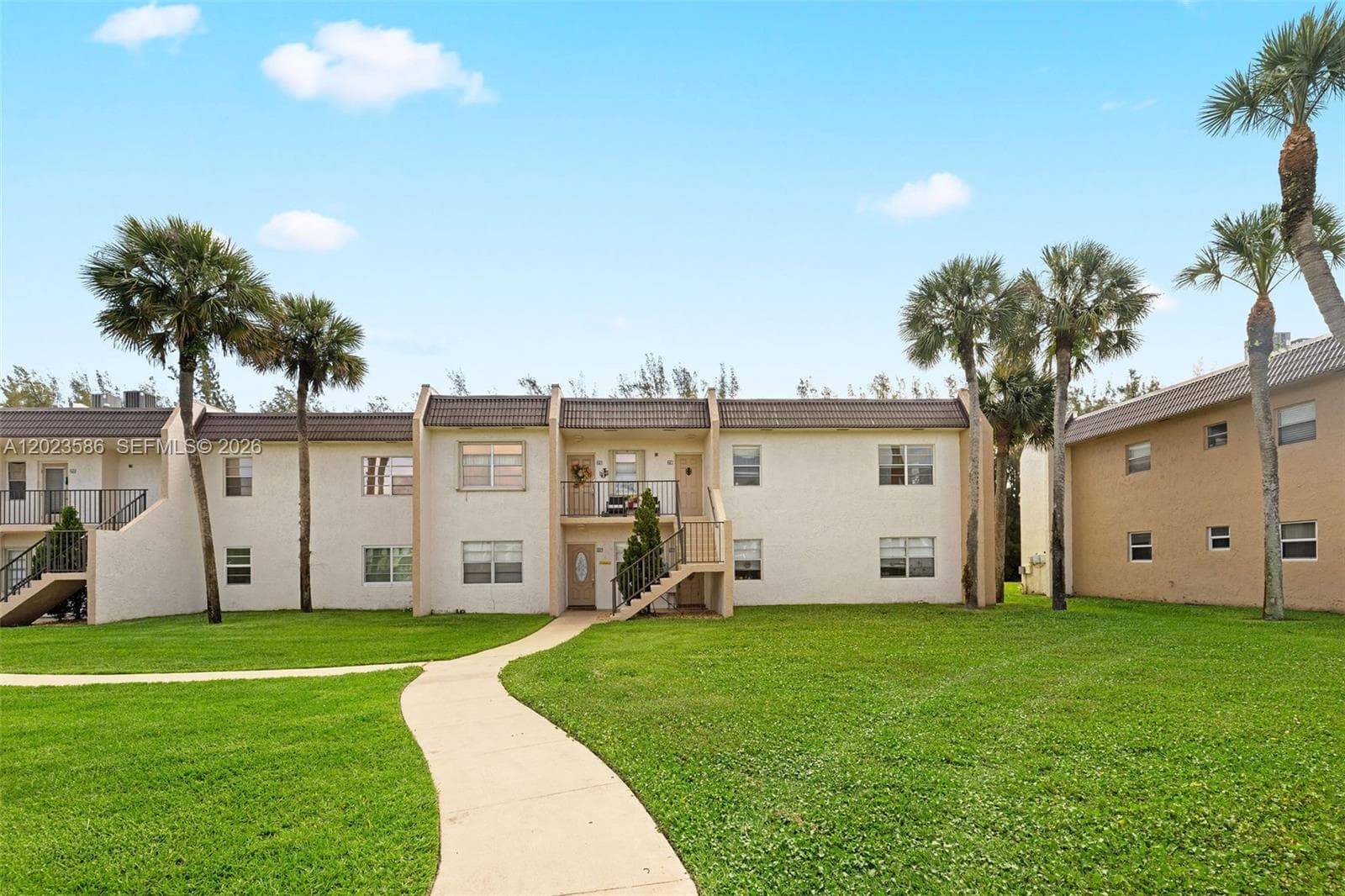 110 Lake Meryl Dr 216 photo 2
