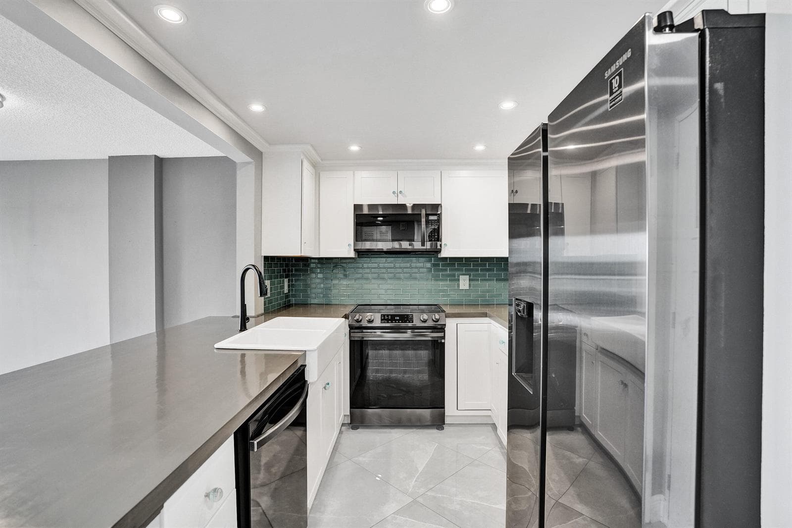 2611 N Riverside Drive 604 photo 5