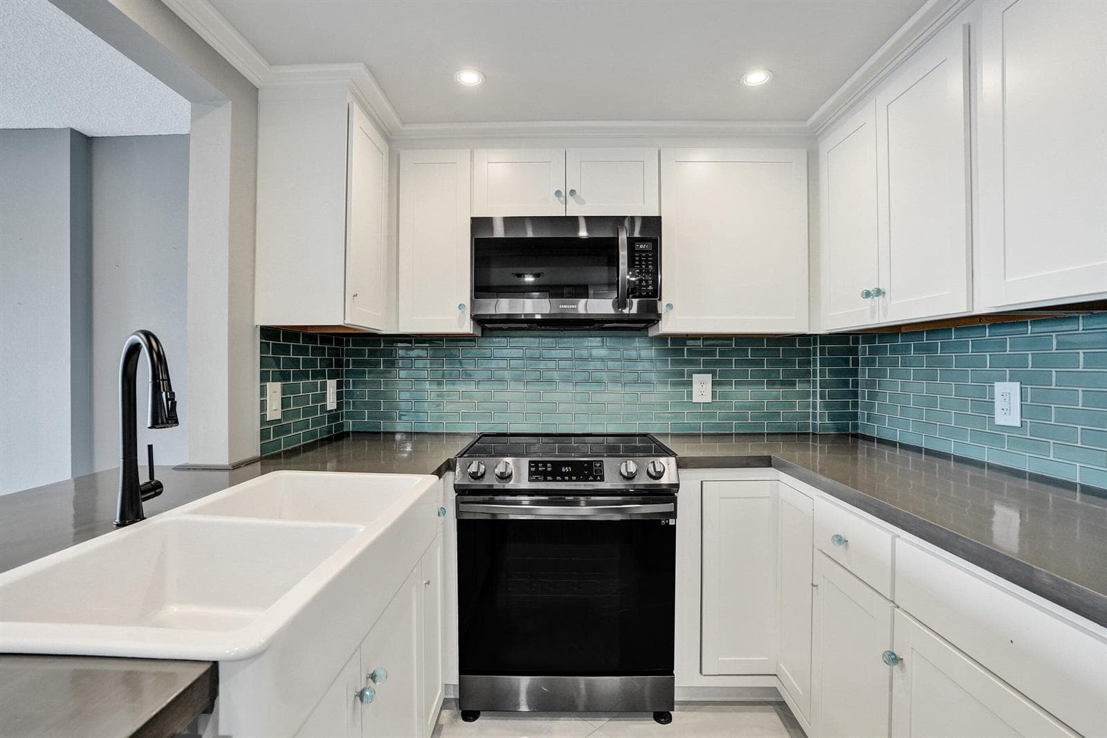 2611 N Riverside Drive 604 photo 4