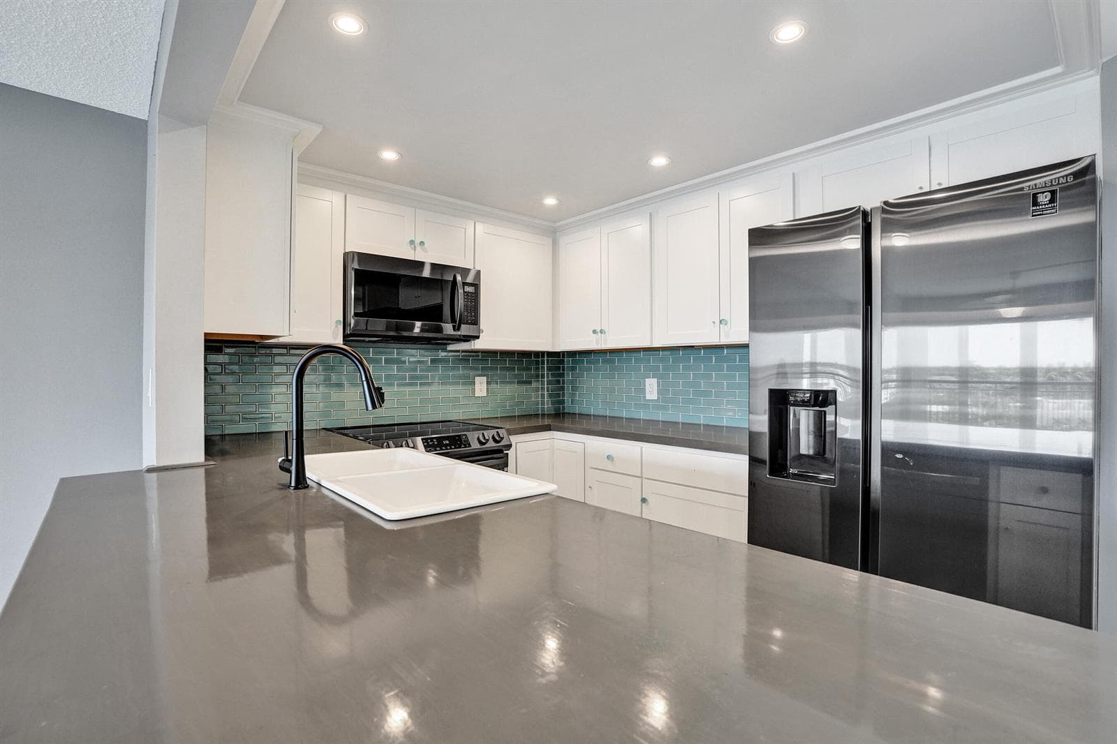 2611 N Riverside Drive 604 photo 8