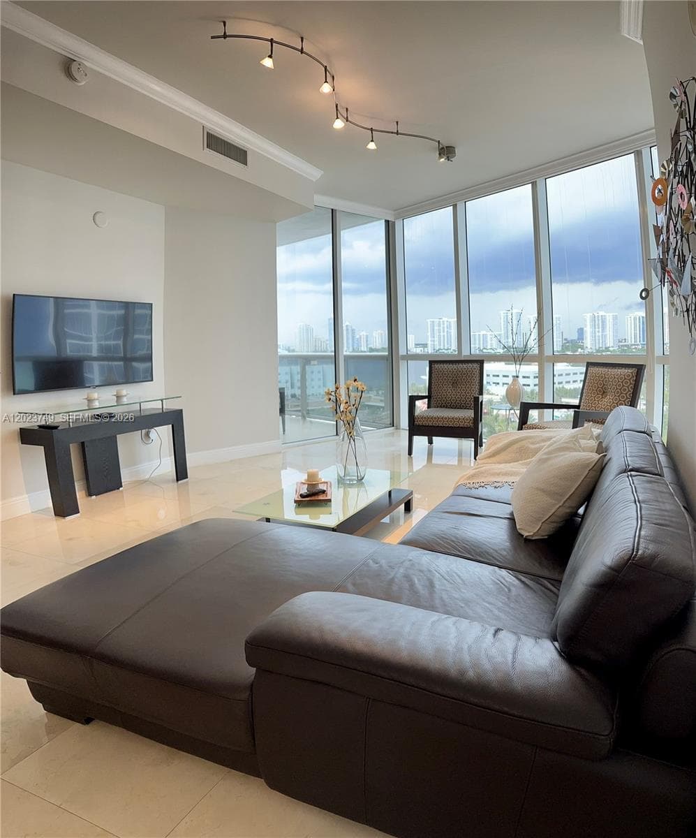 18101 Collins Ave 1108 photo 4