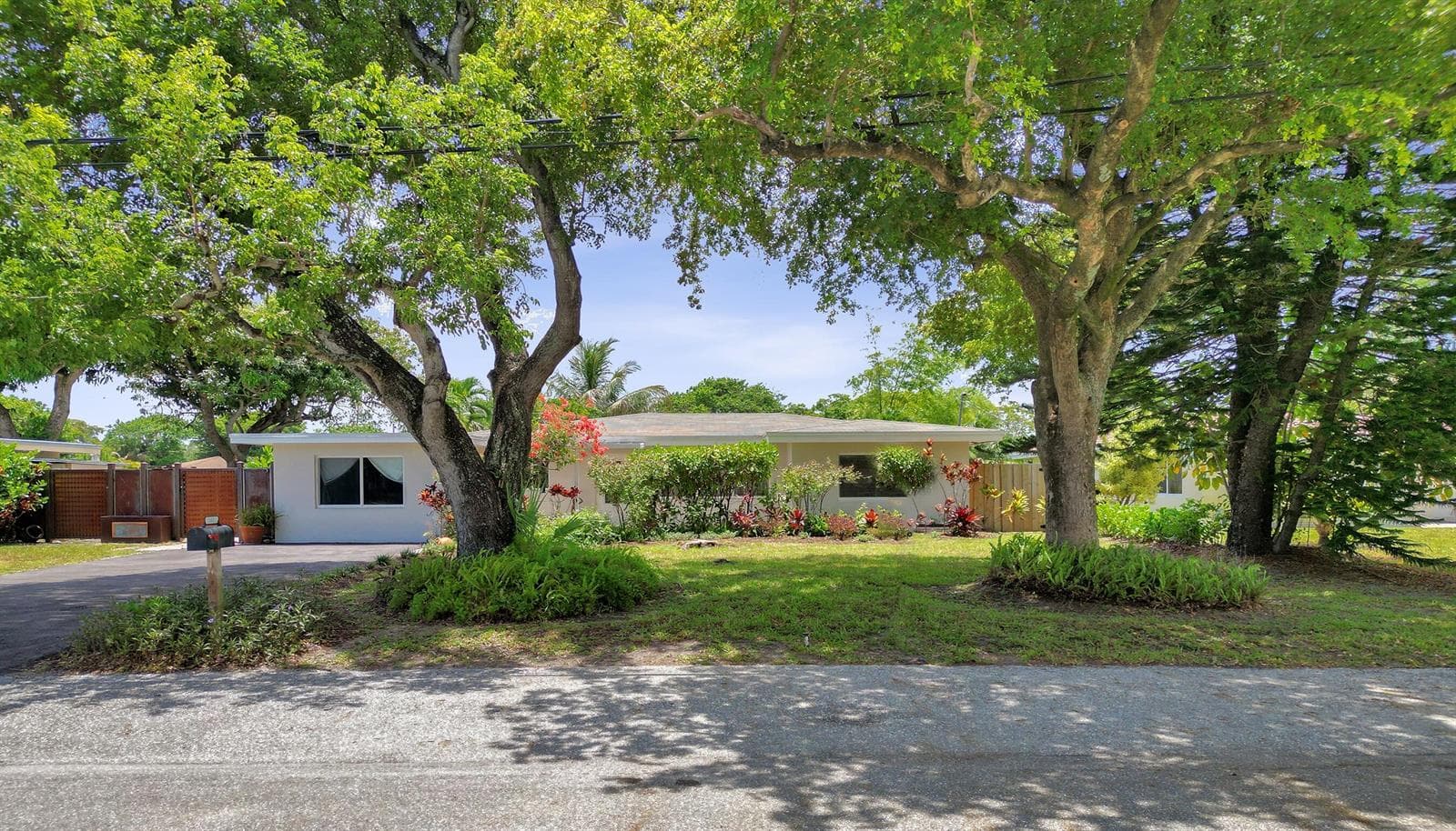 3560 Lloyd Drive photo 2