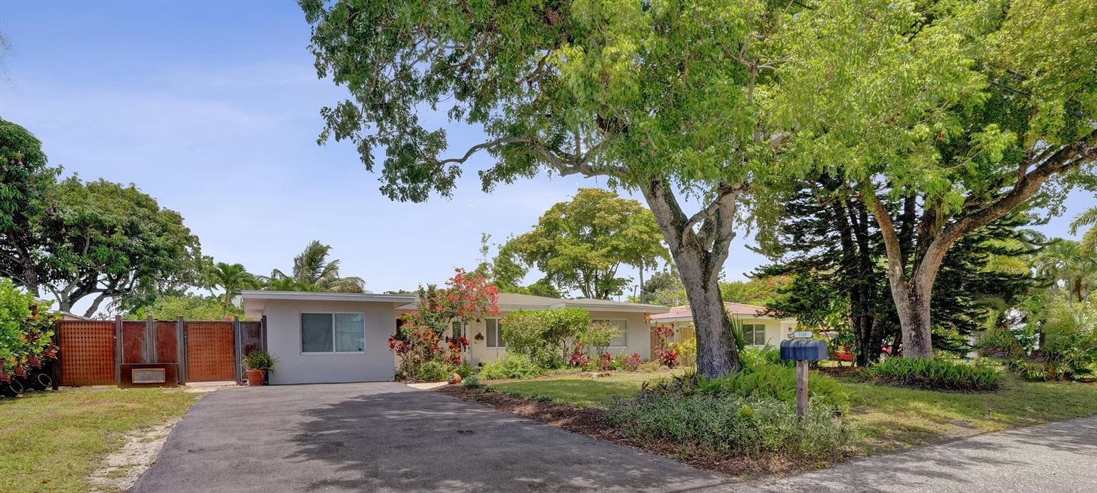 3560 Lloyd Drive photo 5