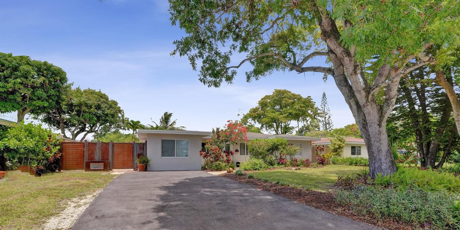 3560 Lloyd Drive photo 4