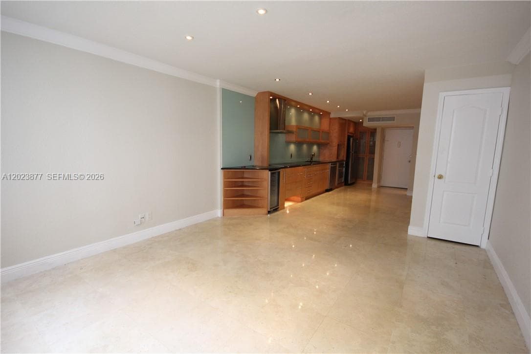 5401 Collins Ave 339 photo 3