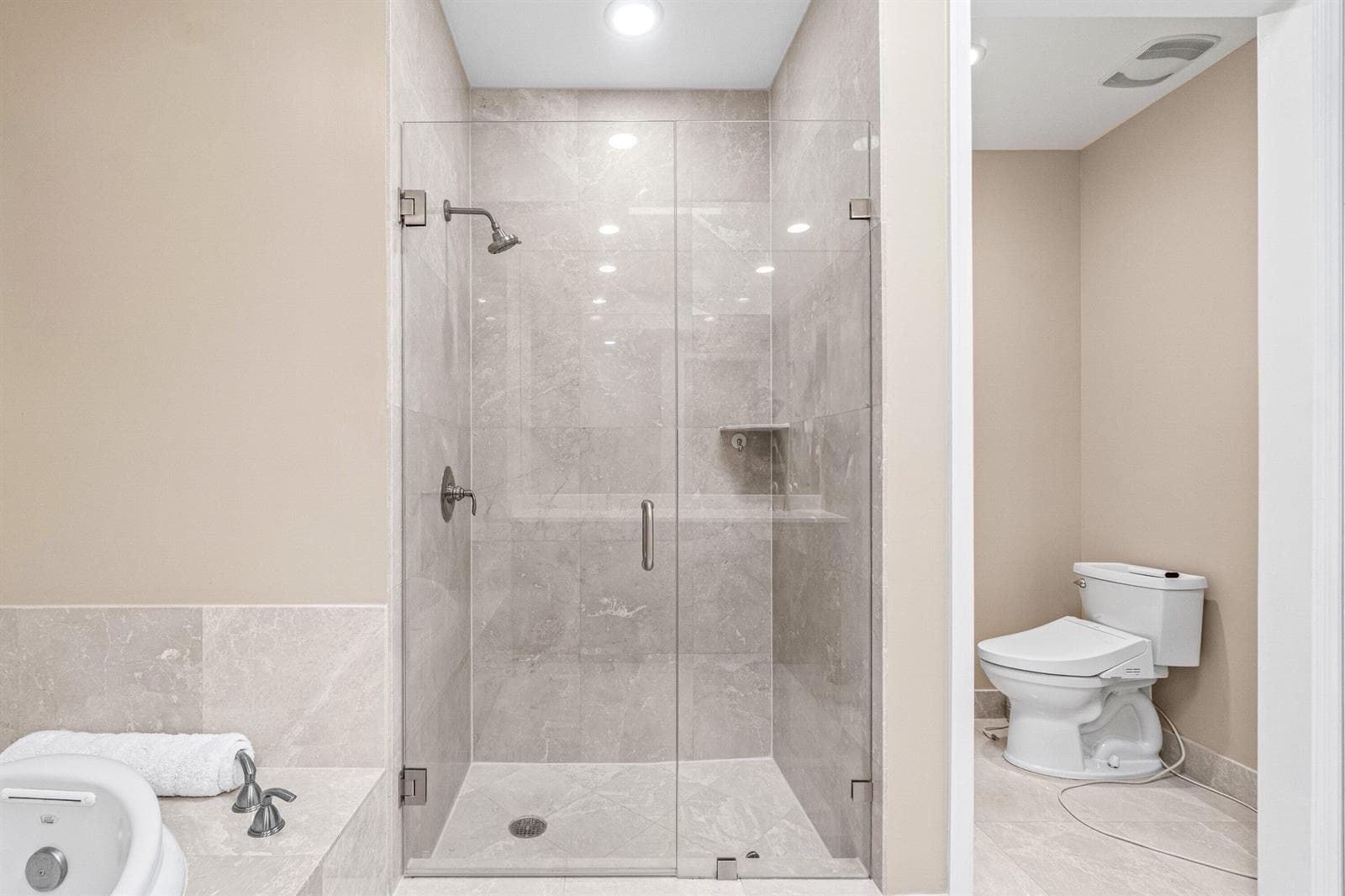 2650 Lake Shore Drive 2403 photo 16