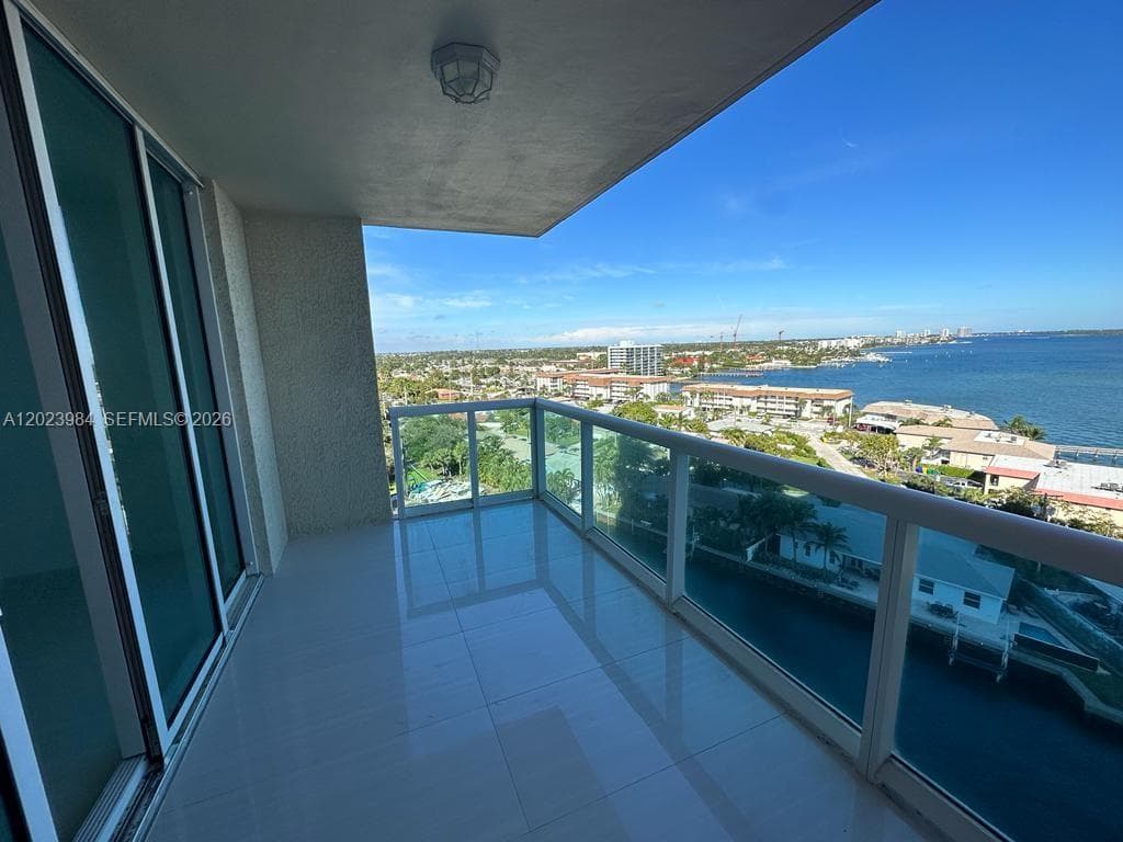 2650 Lake Shore Dr 1001 photo 2