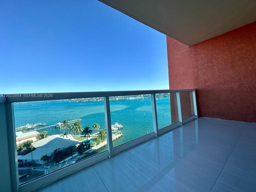 2650 Lake Shore Dr 1001 photo 1