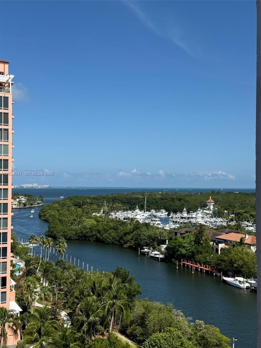 90 Edgewater Dr 1222 photo 2