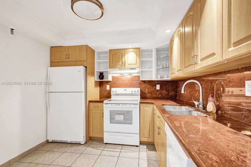 1623 Collins Ave 512 photo 2