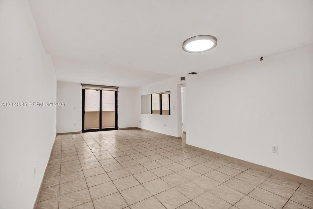 1623 Collins Ave 512 photo 6