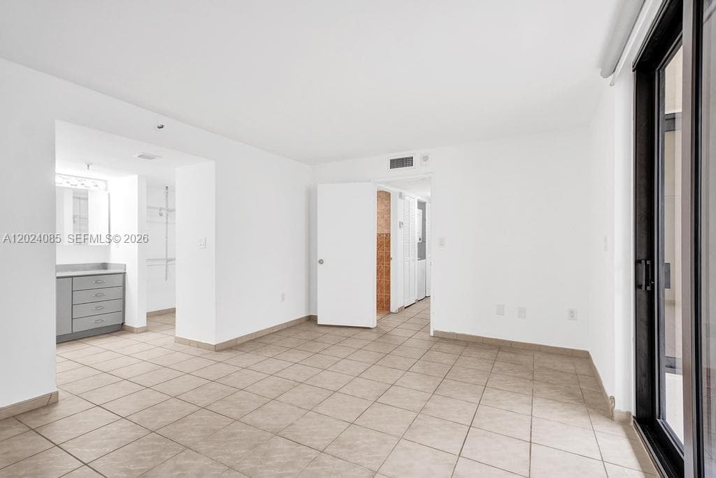 1623 Collins Ave 512 photo 13
