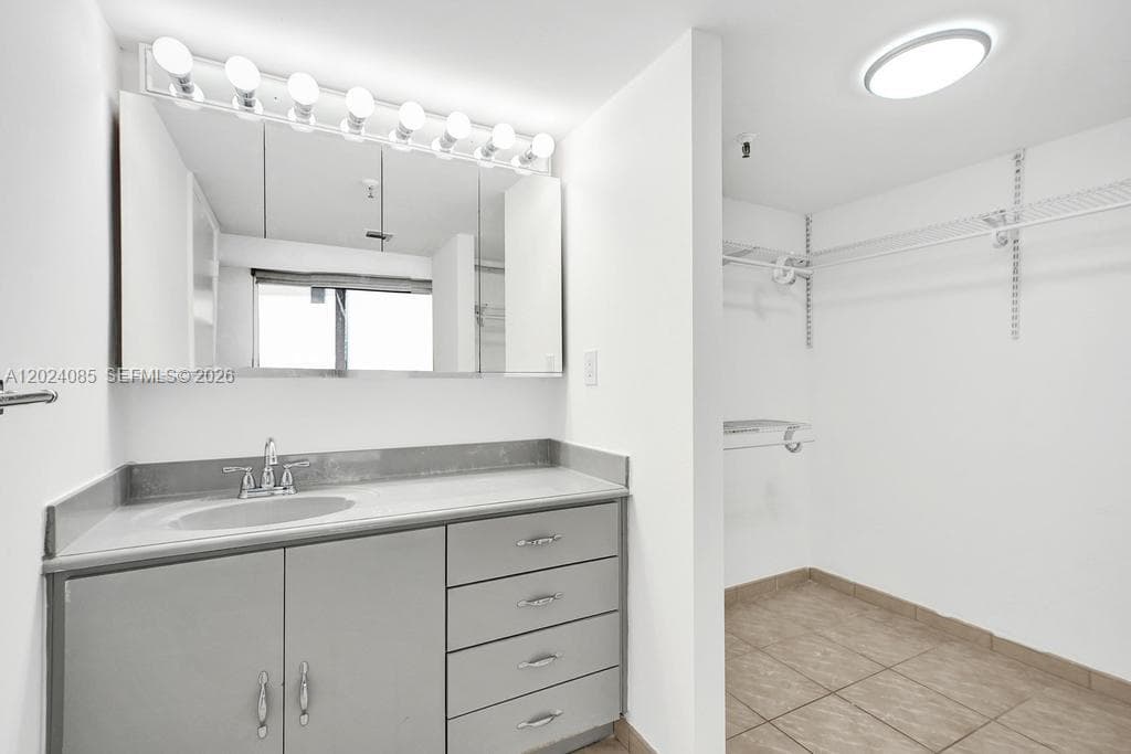 1623 Collins Ave 512 photo 16