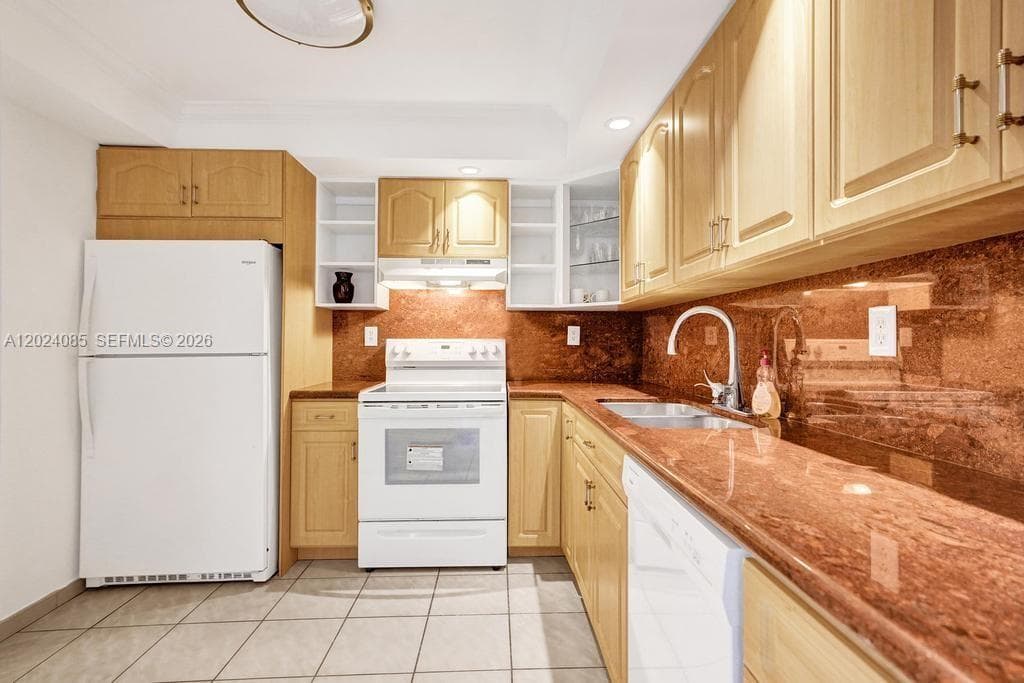 1623 Collins Ave 512 photo 3