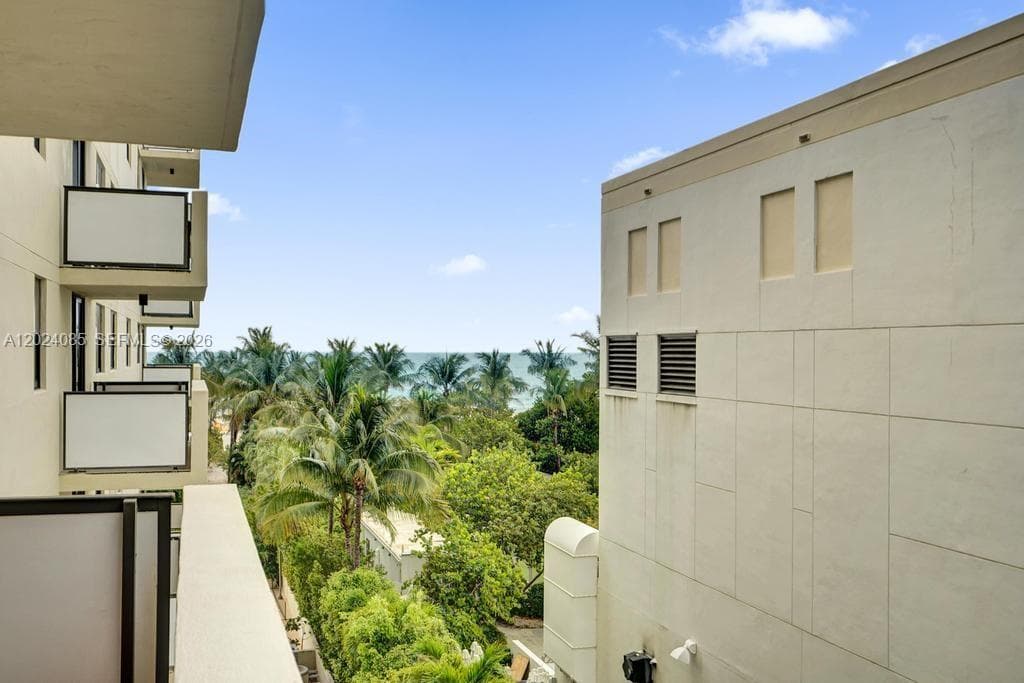 1623 Collins Ave 512 photo 1