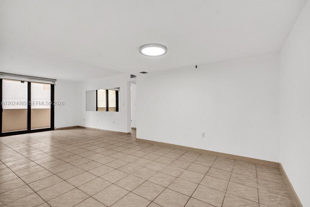 1623 Collins Ave 512 photo 5