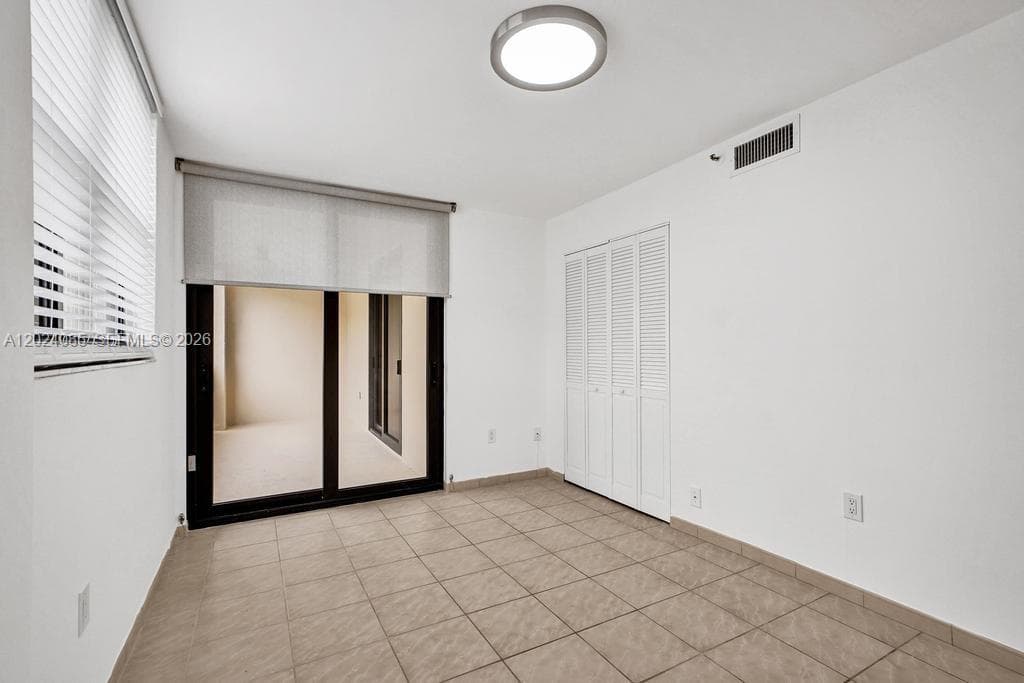 1623 Collins Ave 512 photo 9