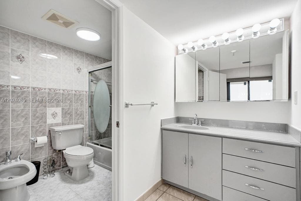 1623 Collins Ave 512 photo 14