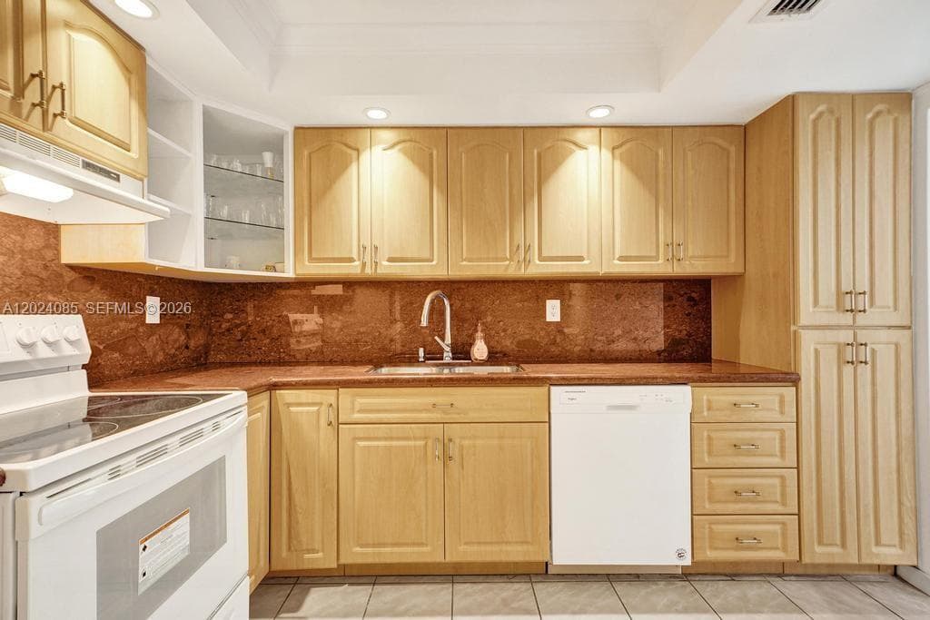 1623 Collins Ave 512 photo 4