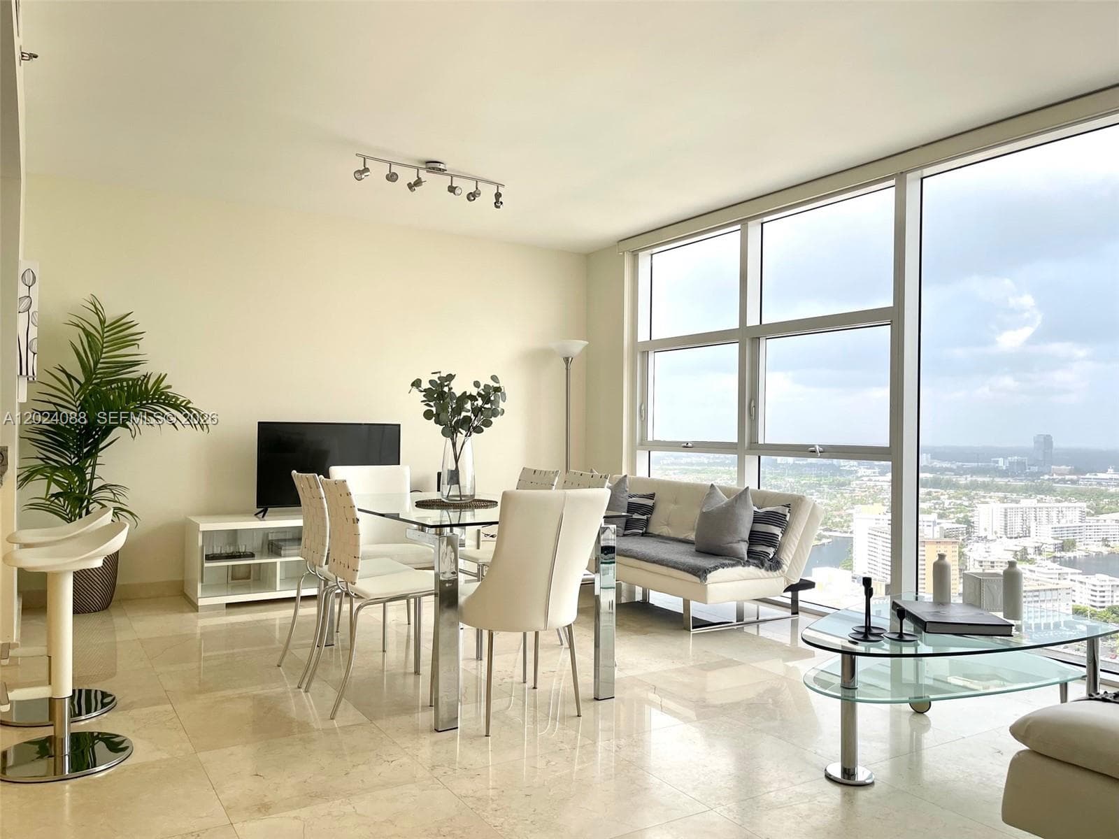 1830 Ocean Dr 3407 photo 2