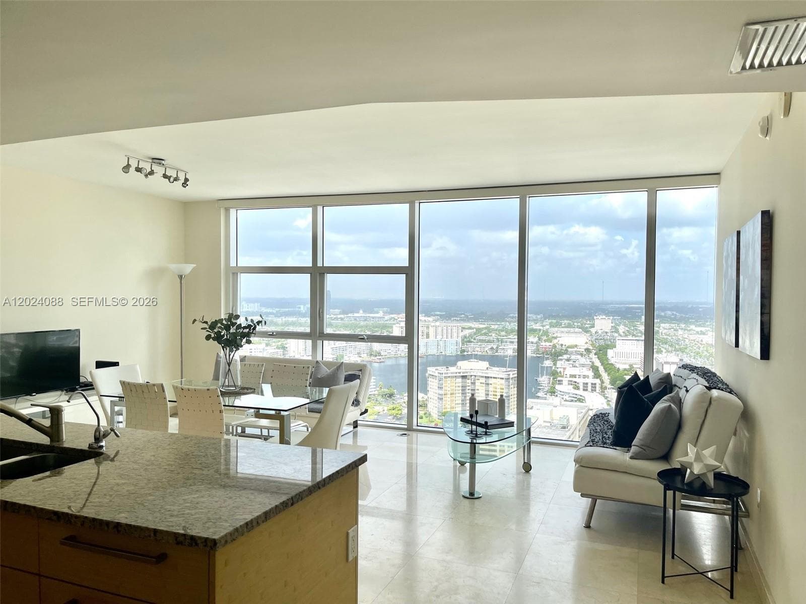 1830 Ocean Dr 3407 photo 9