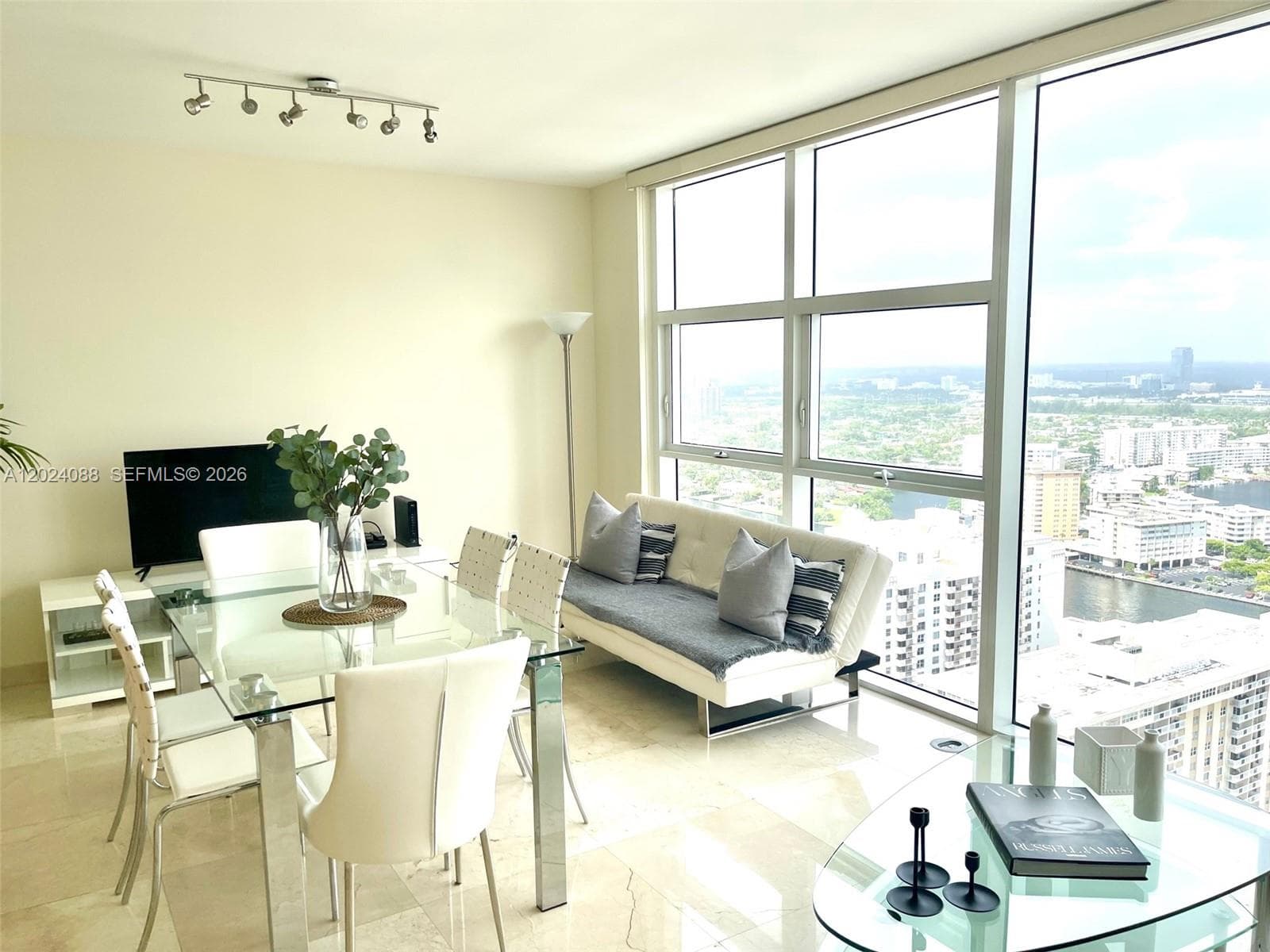 1830 Ocean Dr 3407 photo 4