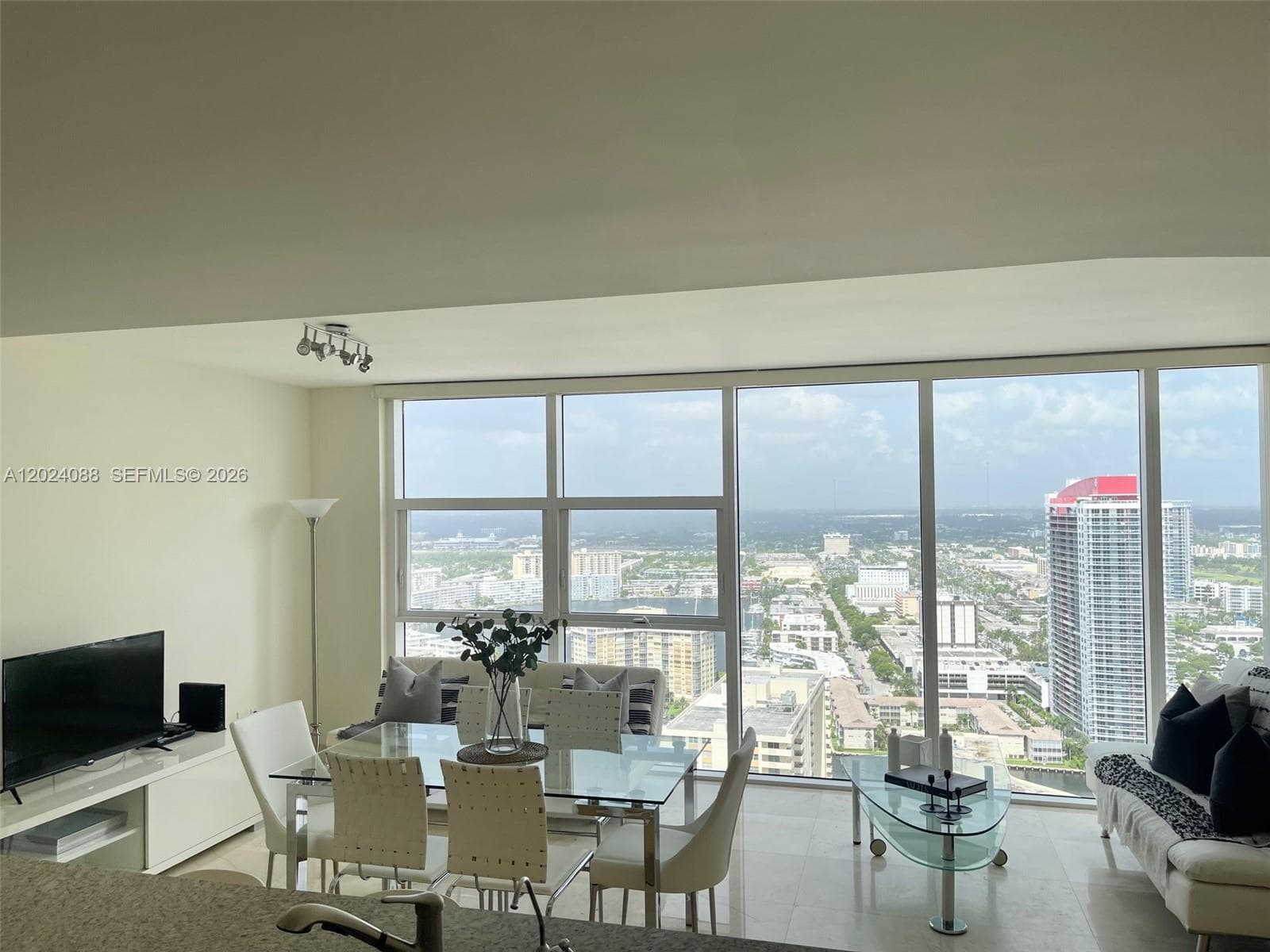1830 Ocean Dr 3407 photo 8