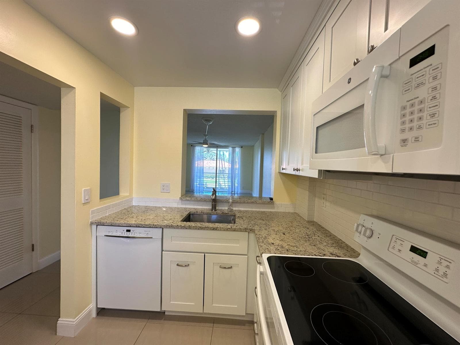 105 Paradise Harbour Boulevard 209 photo 16