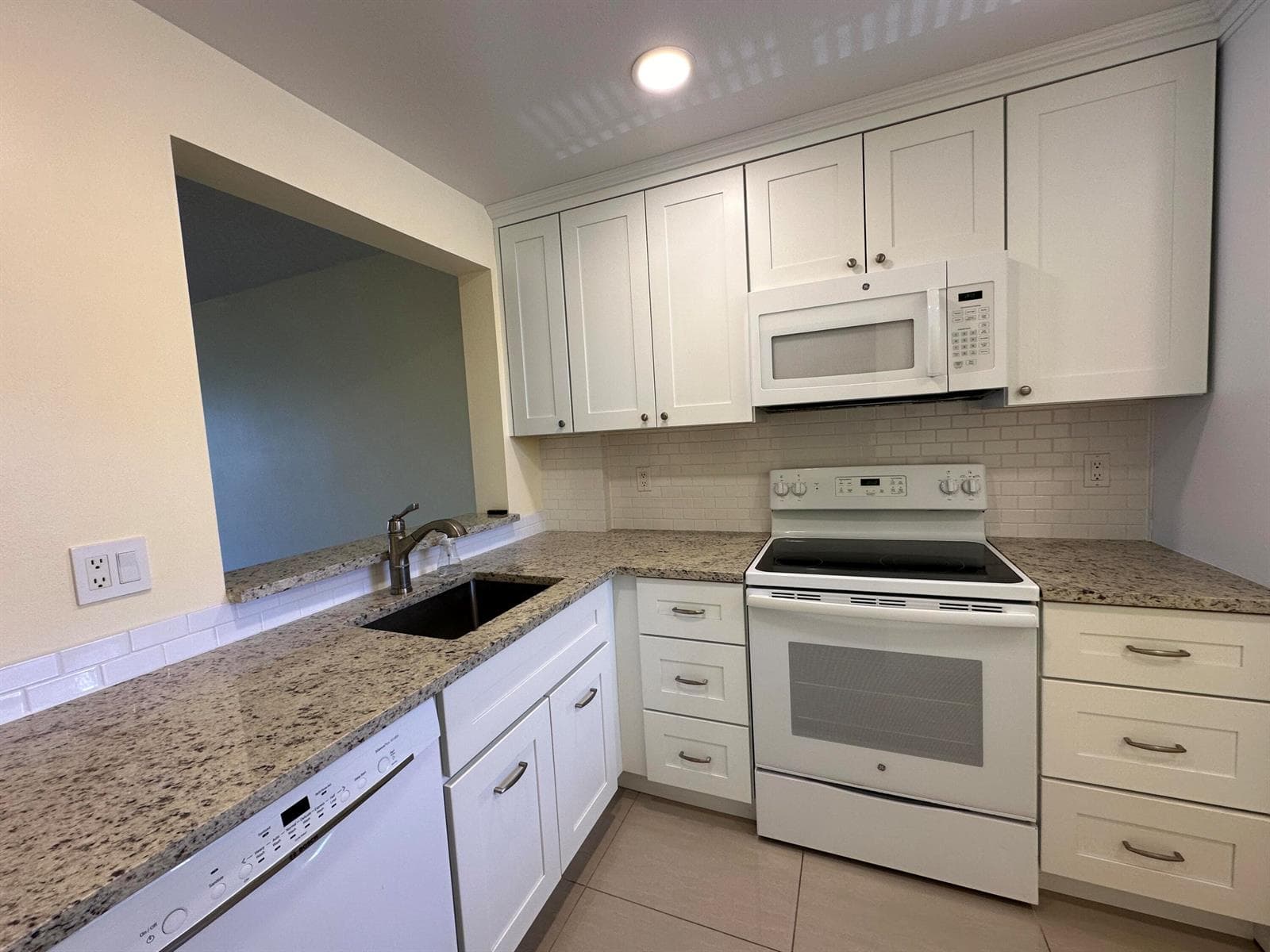 105 Paradise Harbour Boulevard 209 photo 14