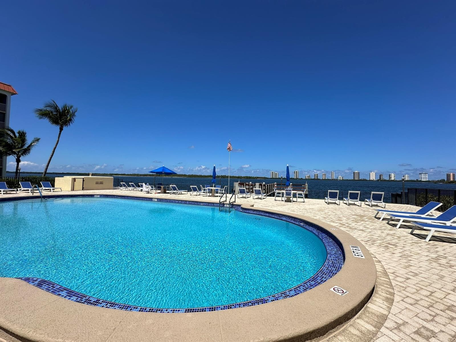 105 Paradise Harbour Boulevard 209 photo 18
