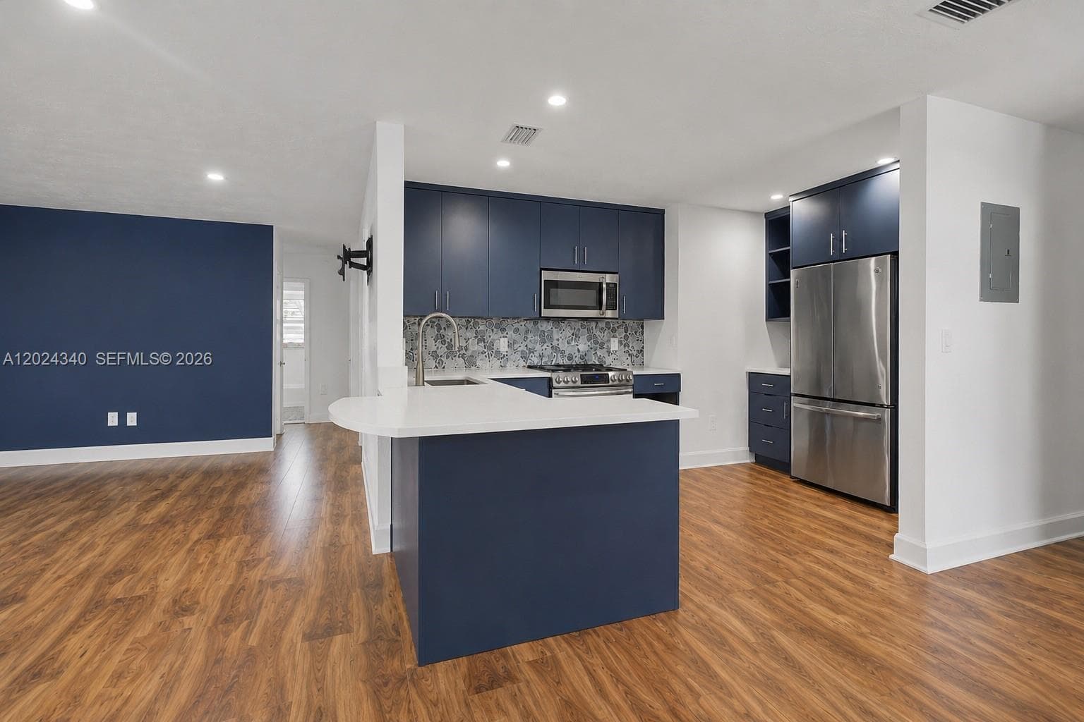 6815 Edgewater Dr 201 photo 4