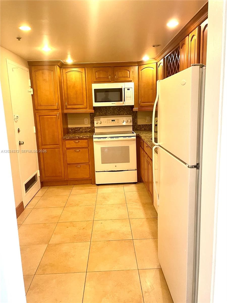 400 Kings Point Dr 829 photo 3