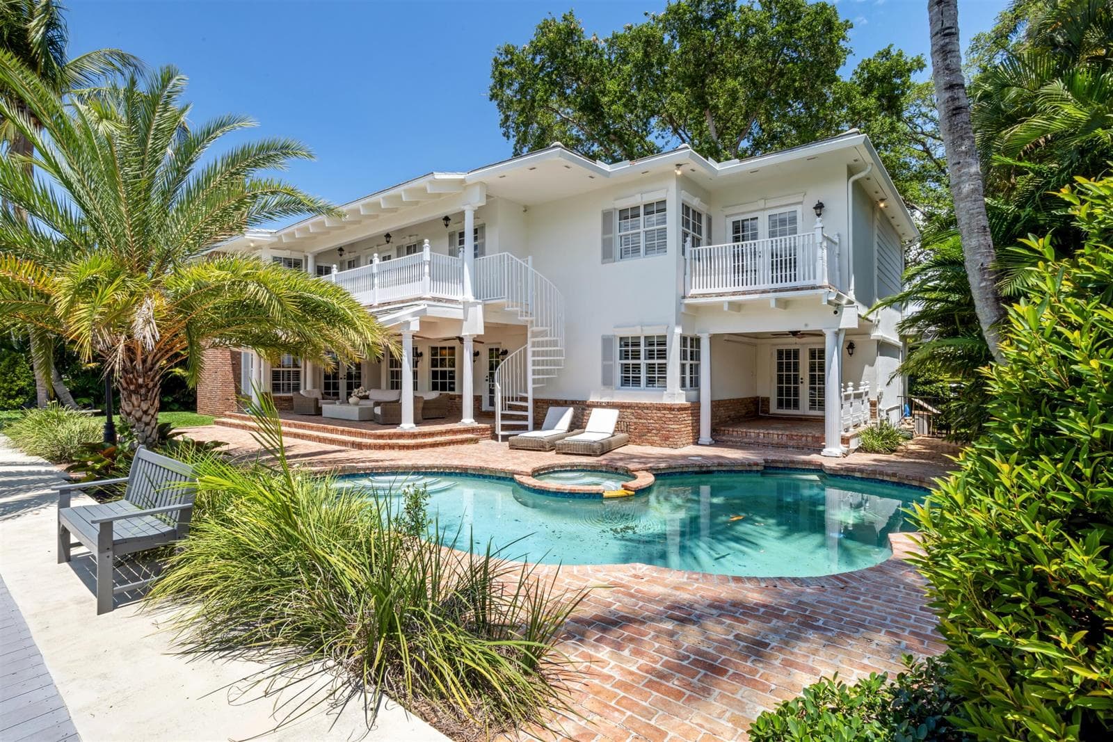 609 Coral Way photo 2