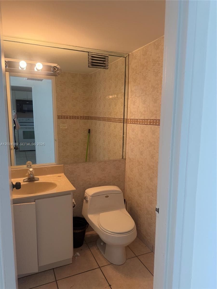 5601 COLLINS AV 607 photo 8