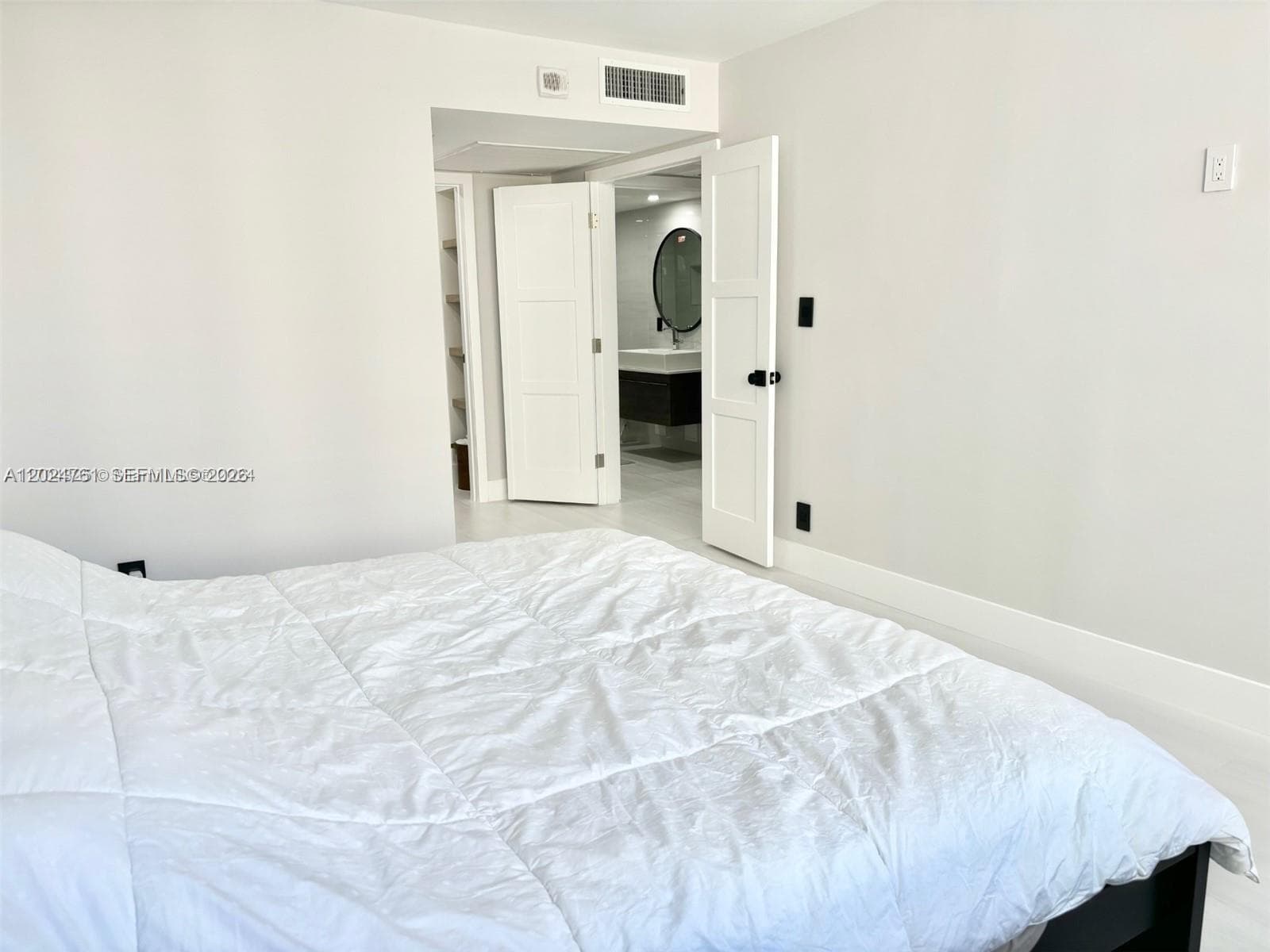 2030 Ocean Dr 806 photo 23